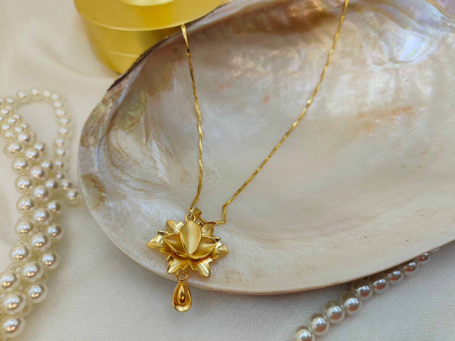 Beautiful Flower Cut Chain Pendant