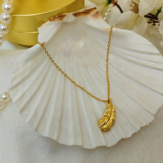 Beautiful Leaf Pendant Set