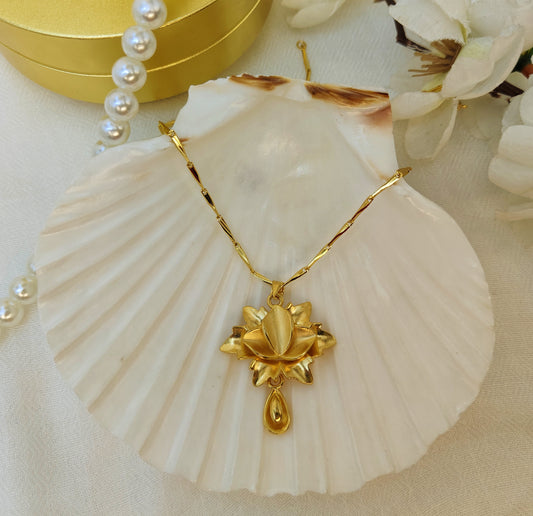 Beautiful Flower Cut Chain Pendant