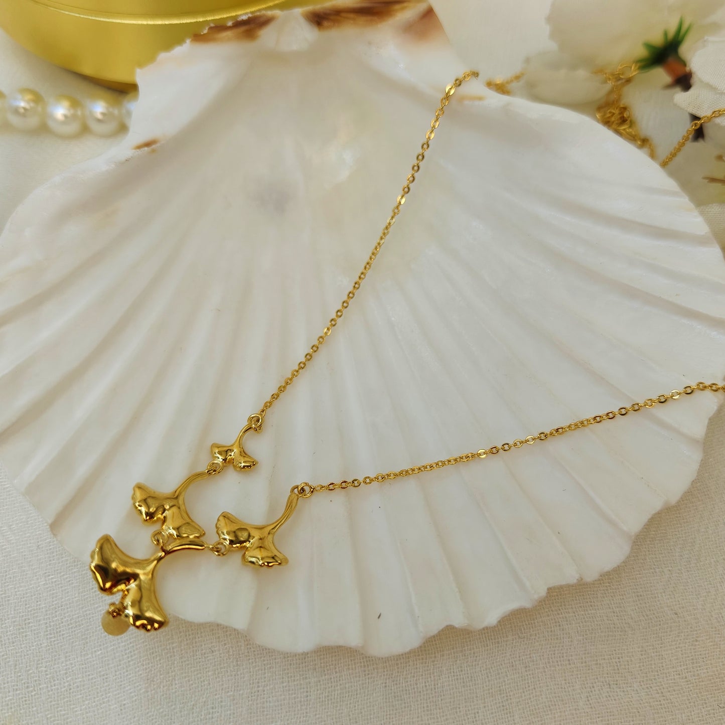 Elegant Flower Cut Chain Pendant