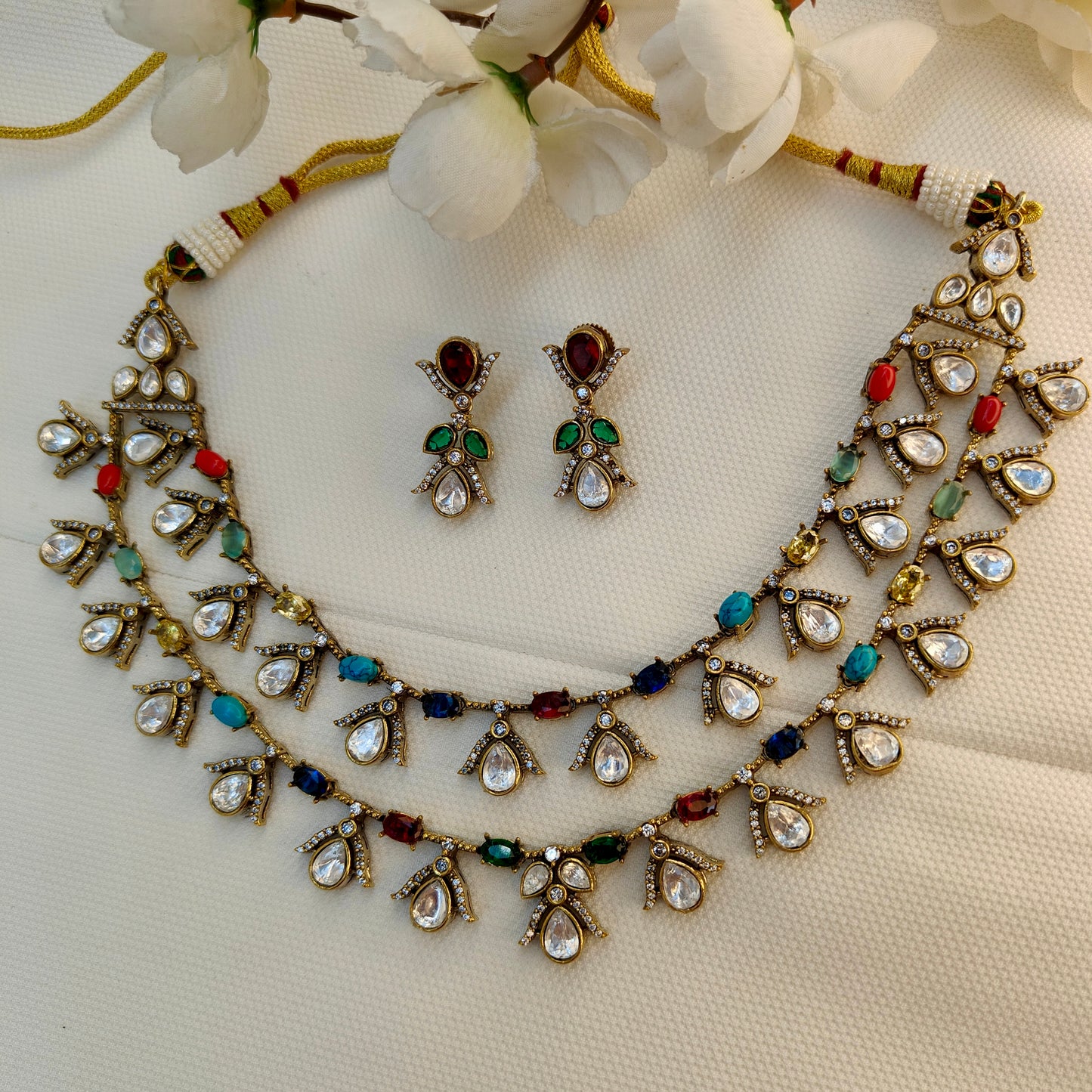 Maylah multicolored Victorian necklace set